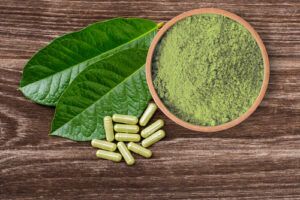 objevte rizika a nebezpečí spojená s kombinací kratomu a alkoholu. naučte se, proč je tato kombinace nebezpečná pro vaše zdraví.