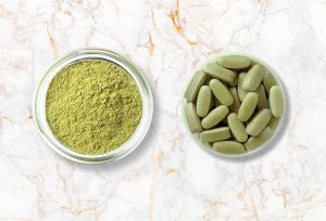 objevte rozdíly mezi kratomem v prášku a kapslích a zjistěte, která forma je pro vás nejlepší. praktické rady a tipy pro užívání kratomu.