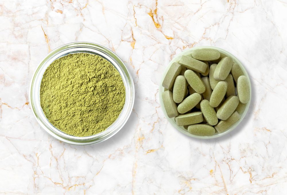 objevte rozdíly mezi kratomem v prášku a kapslích a zjistěte, která forma je pro vás nejlepší. praktické rady a tipy pro užívání kratomu.