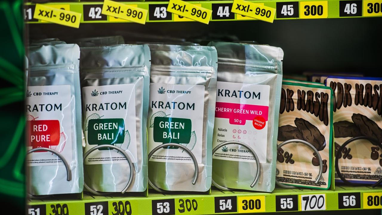 objevte, jak může kratom pomoci při odvykání opiátů v roce 2025. naučte se o jeho výhodách, rizicích a správném použití pro bezpečný proces odvykání.