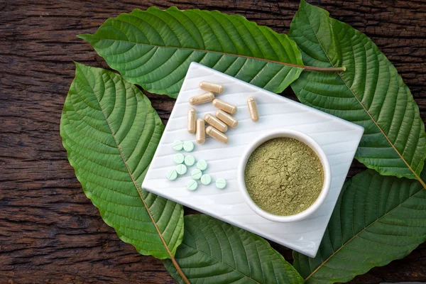 objevte rozdíly mezi přírodními a syntetickými stimulanty v kontextu kratomu a zjistěte, jaké mají účinky, výhody a rizika.